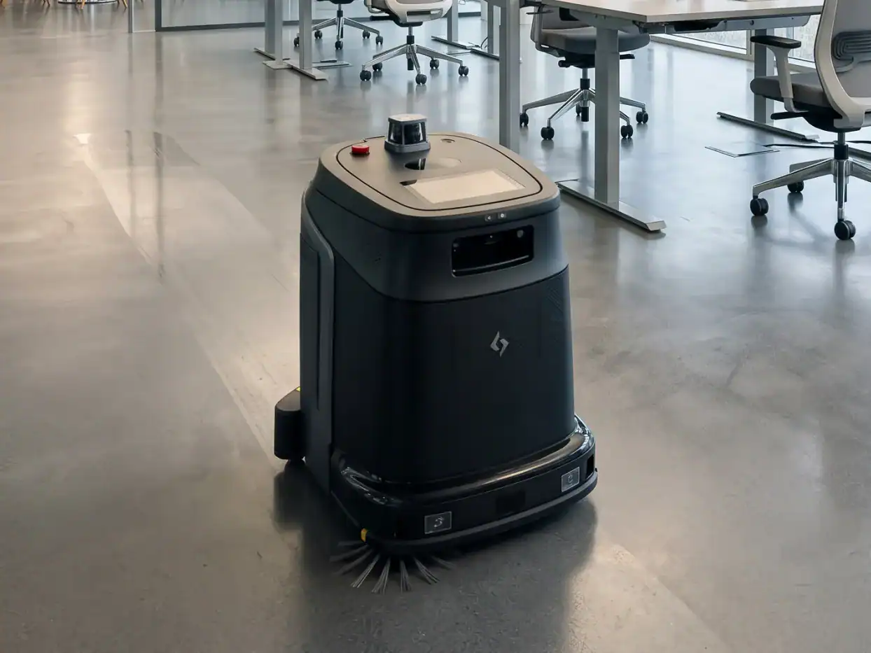 Autonomer Reinigungsroboter bei Gebäudereinigung in Büro.