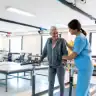 Reinigungskraft bei der Gebäudereinigung in einem modernen Bürogebäude.