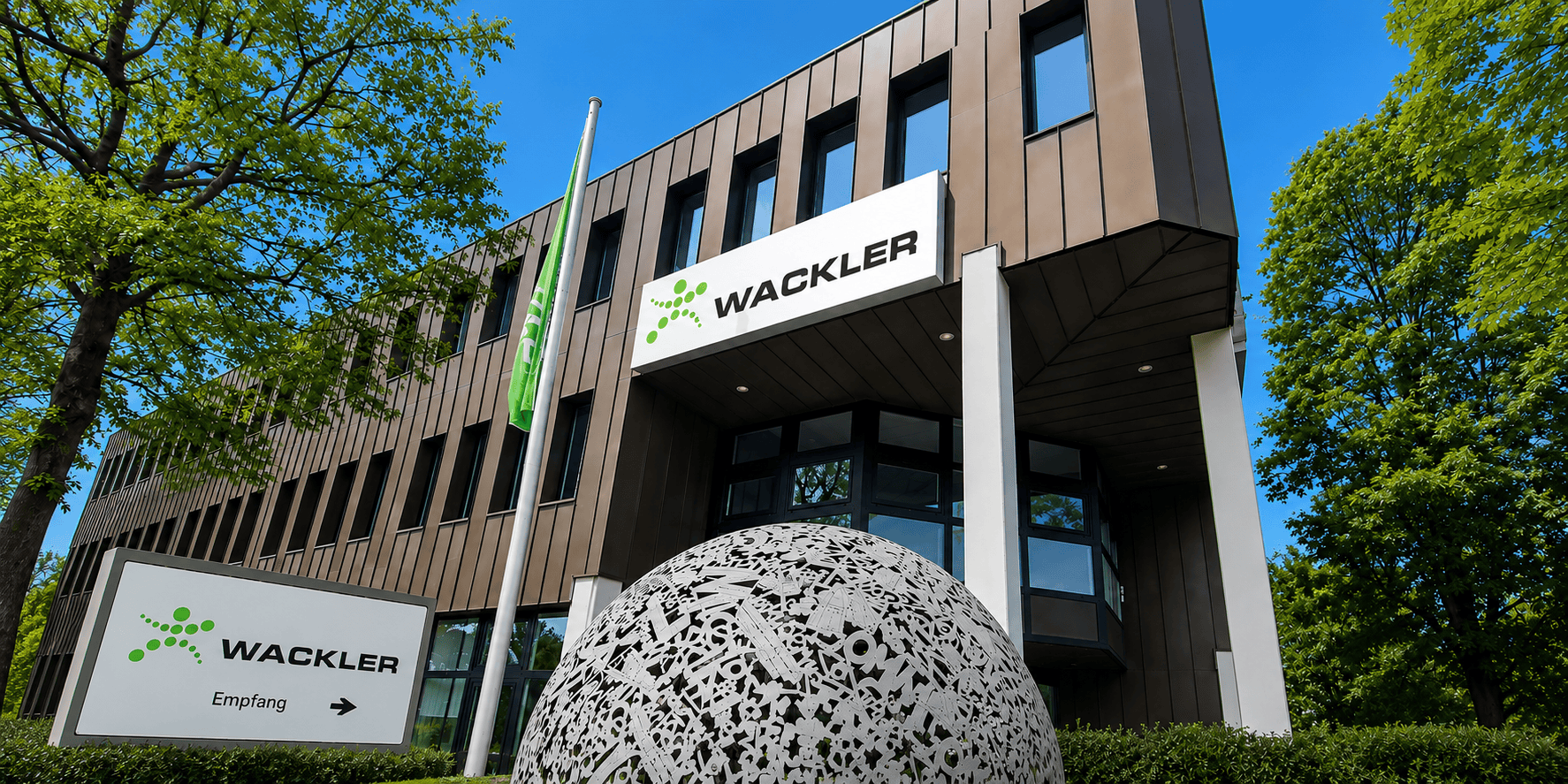 Moderne Gebäudefassade der Wackler Service Group mit Logo.