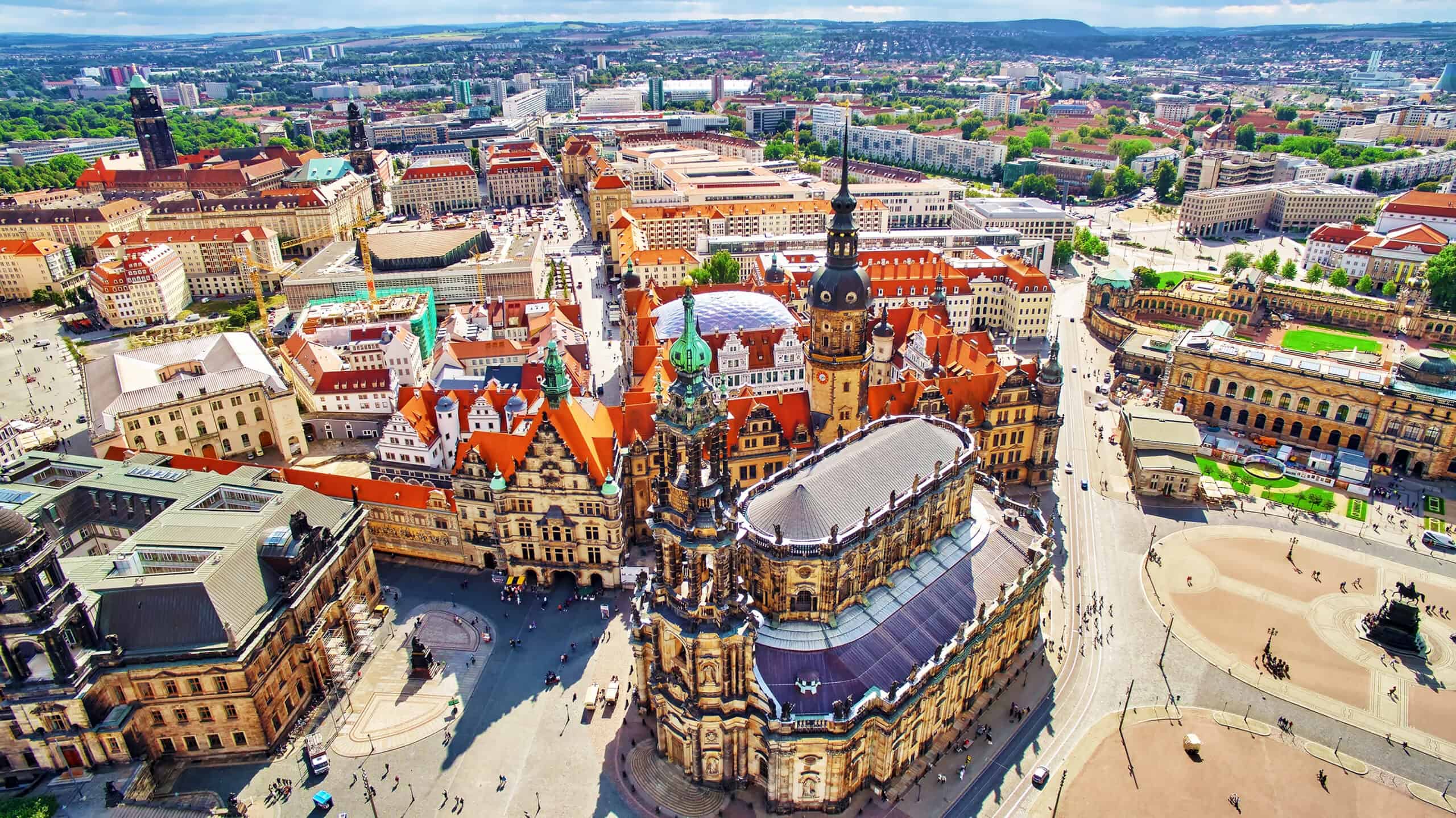 Luftaufnahme des historischen Stadtzentrums mit Dom und umliegenden Gebäuden.