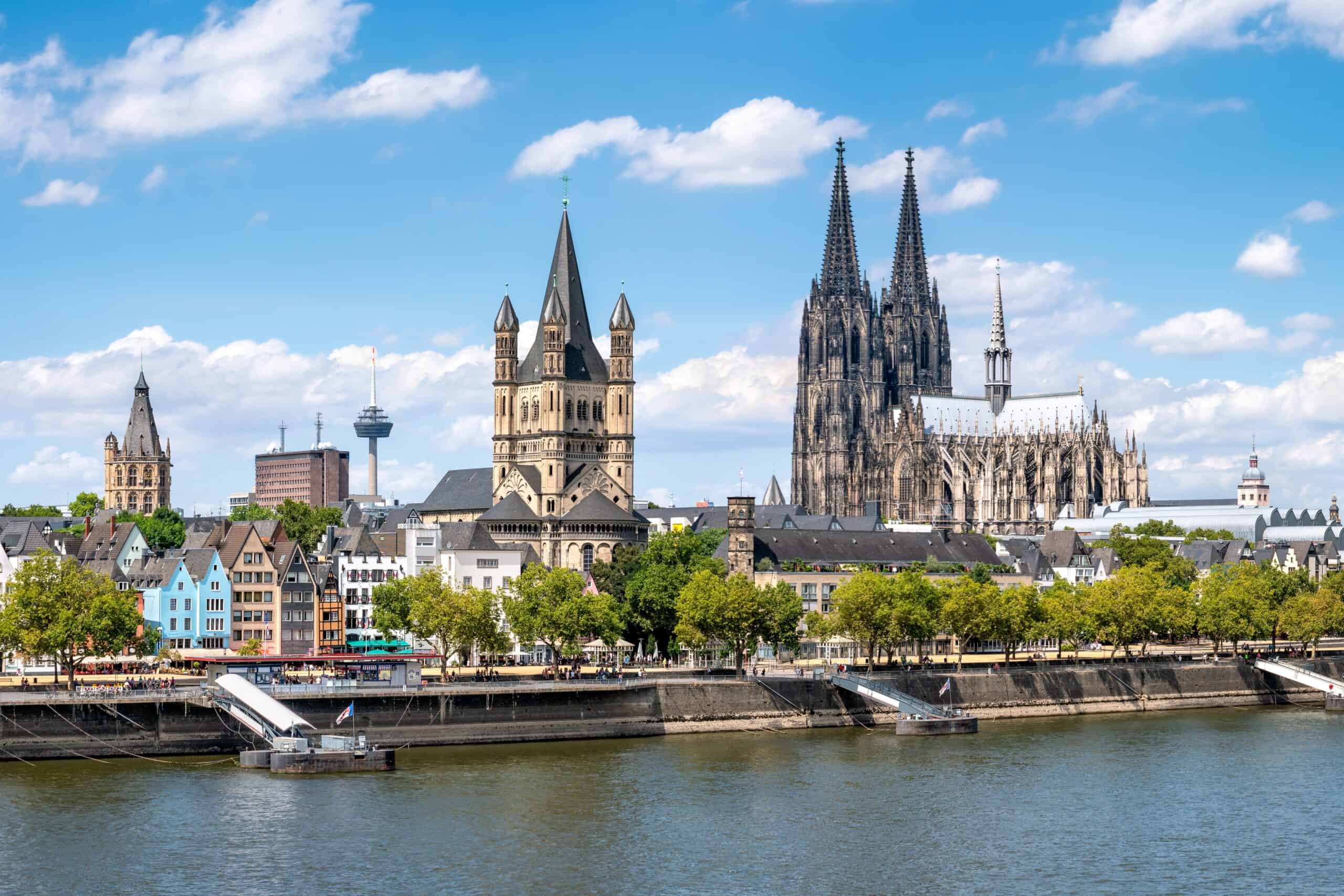 Kölner Dom und Rhein bei schönem Wetter, Blick auf die Stadt.