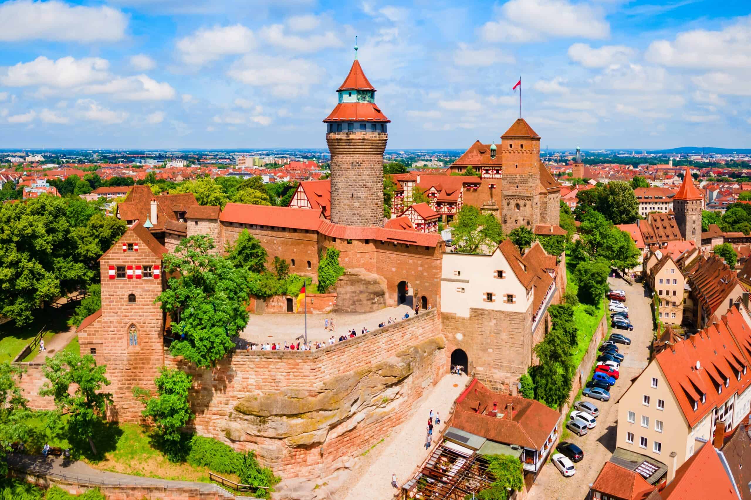 Historische Gebäude und Brücke in der Nürnberger Altstadt bei Sonnenschein.