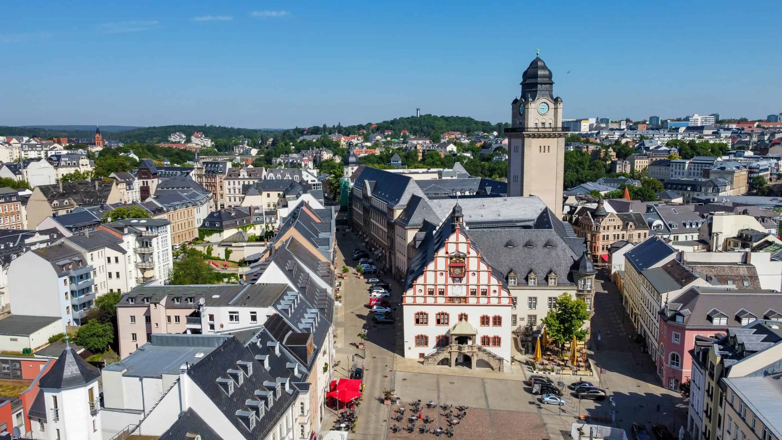 Historisches Rathaus mit Uhrturm in der Innenstadt bei Sonnenschein.