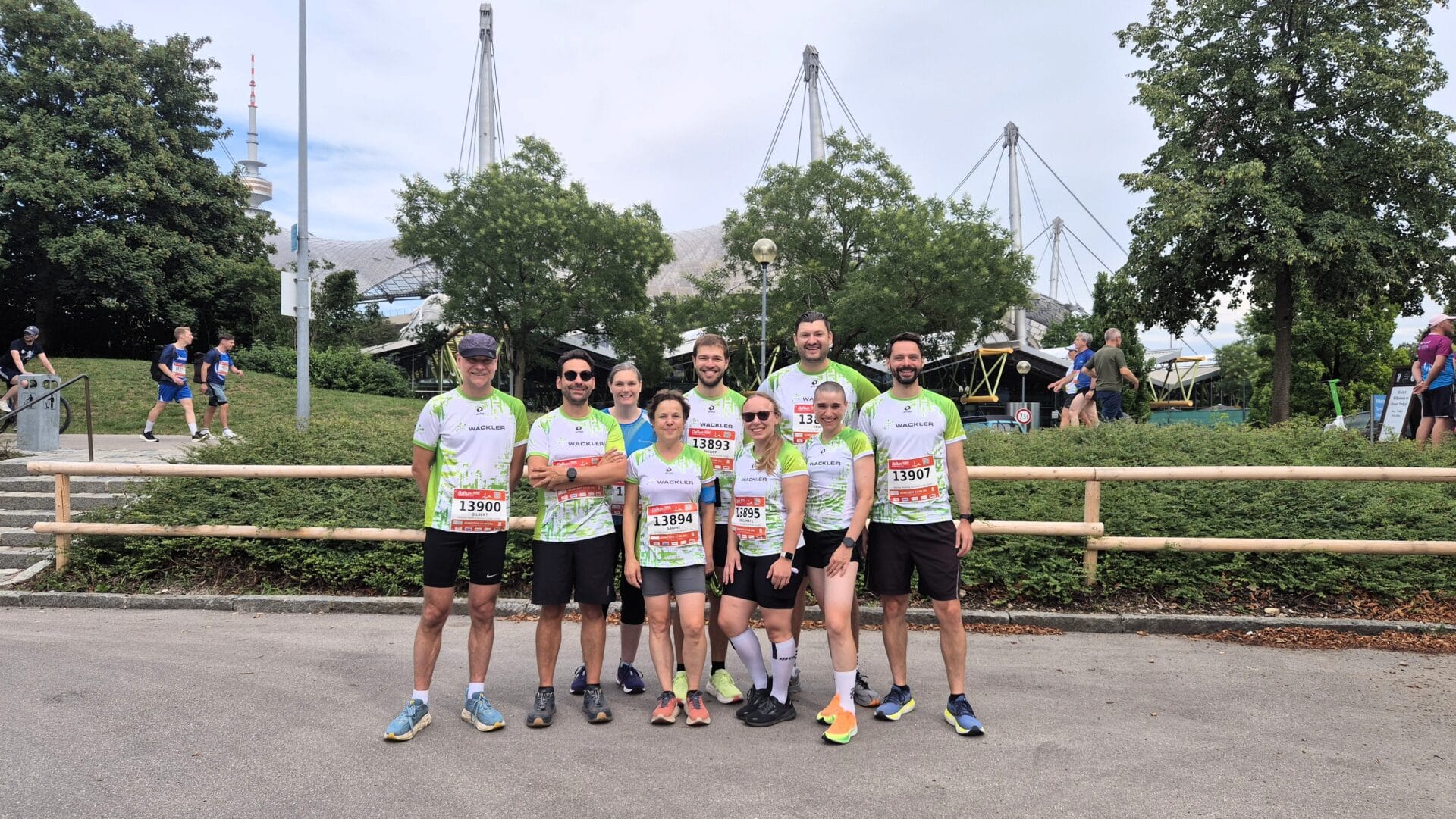 Laufteam der Wackler Service Group bei einem Firmenlauf im Park.