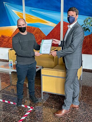Der Jubilar, Rico Neumann, mit Michael Mars, Bereichsleiter Digital & IT