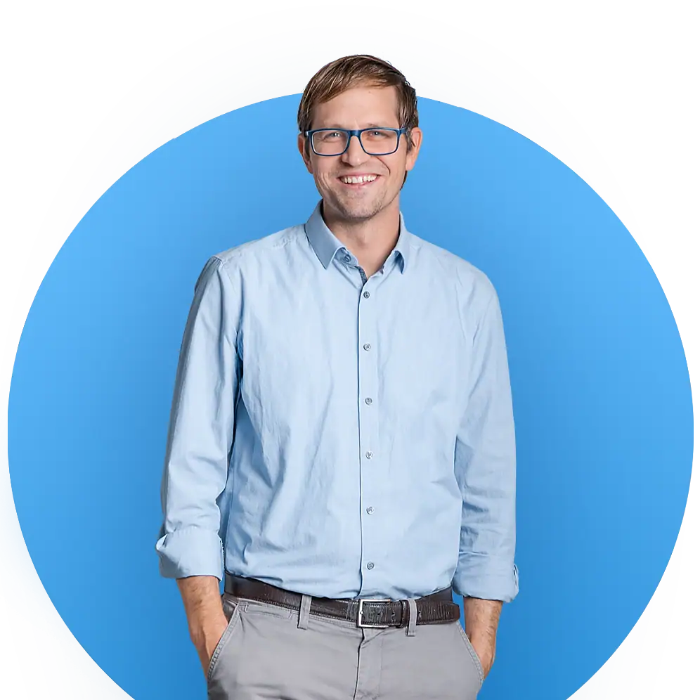 Mann in Businesskleidung vor blauem Hintergrund.