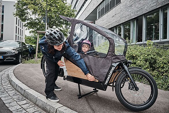 Fahrrad mit Kinderbox für umweltfreundliche Mobilität in der Stadt.